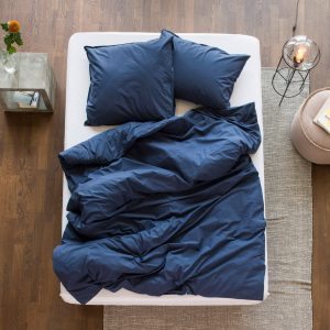 Bettdeckenbezug und Kissenbezug in indigo auf Bett