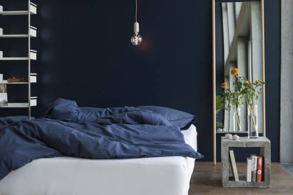 Bettdeckenbezug und Kissenbezug in indigo auf Bett