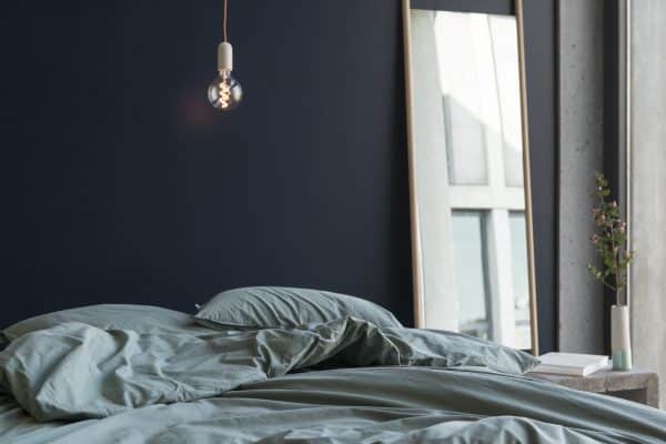 Bettdeckenbezug und Kissenbezug in fichtengrün auf Bett