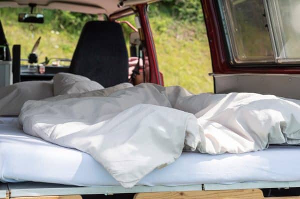 Bettdeckenbezug und Kissenbezug in beige im Wohnwagen