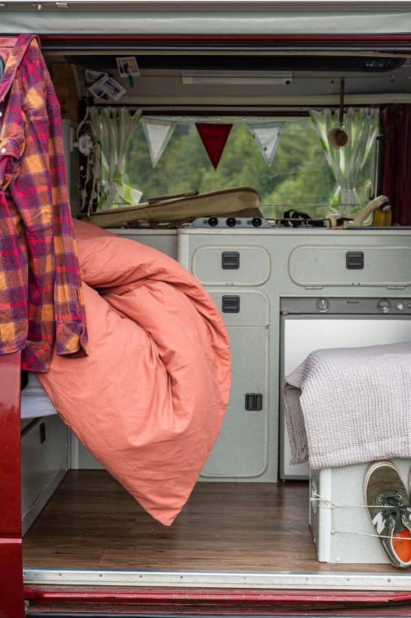 Bettdeckenbezug in rost im Wohnwagen