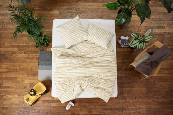 Bettwäsche aus Bio-Baumwolle von lavie. Nachhaltige Bettbezüge aus Bio Baumwolle in gelb gestreift