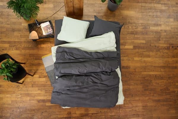 Bettwäsche aus Bio-Baumwolle von lavie. Nachhaltige Bettbezüge aus Bio-Baumwolle in anthrazit und sage grün