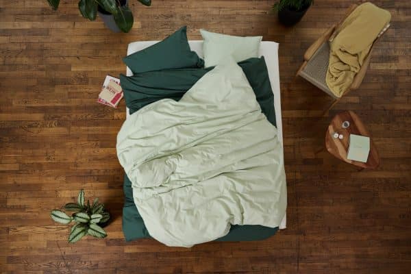 Bettwäsche aus Bio-Baumwolle von lavie. Nachhaltige Bettbezüge aus Bio-Baumwolle in dunkelgrün und sage grün