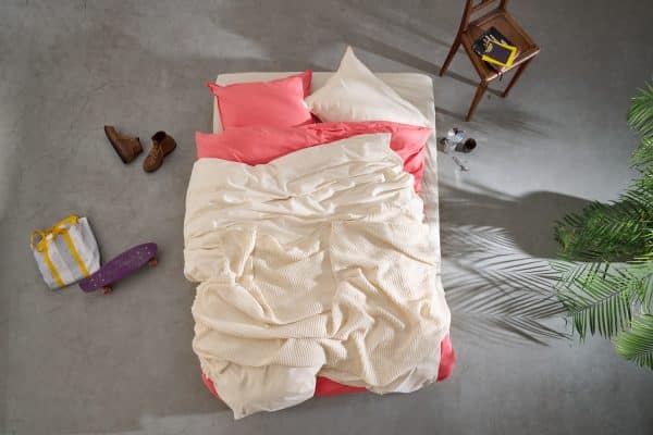 Bettwäsche aus Bio-Baumwolle von lavie. Nachhaltige Bettbezüge aus Bio-Baumwolle in undyed und lychee.